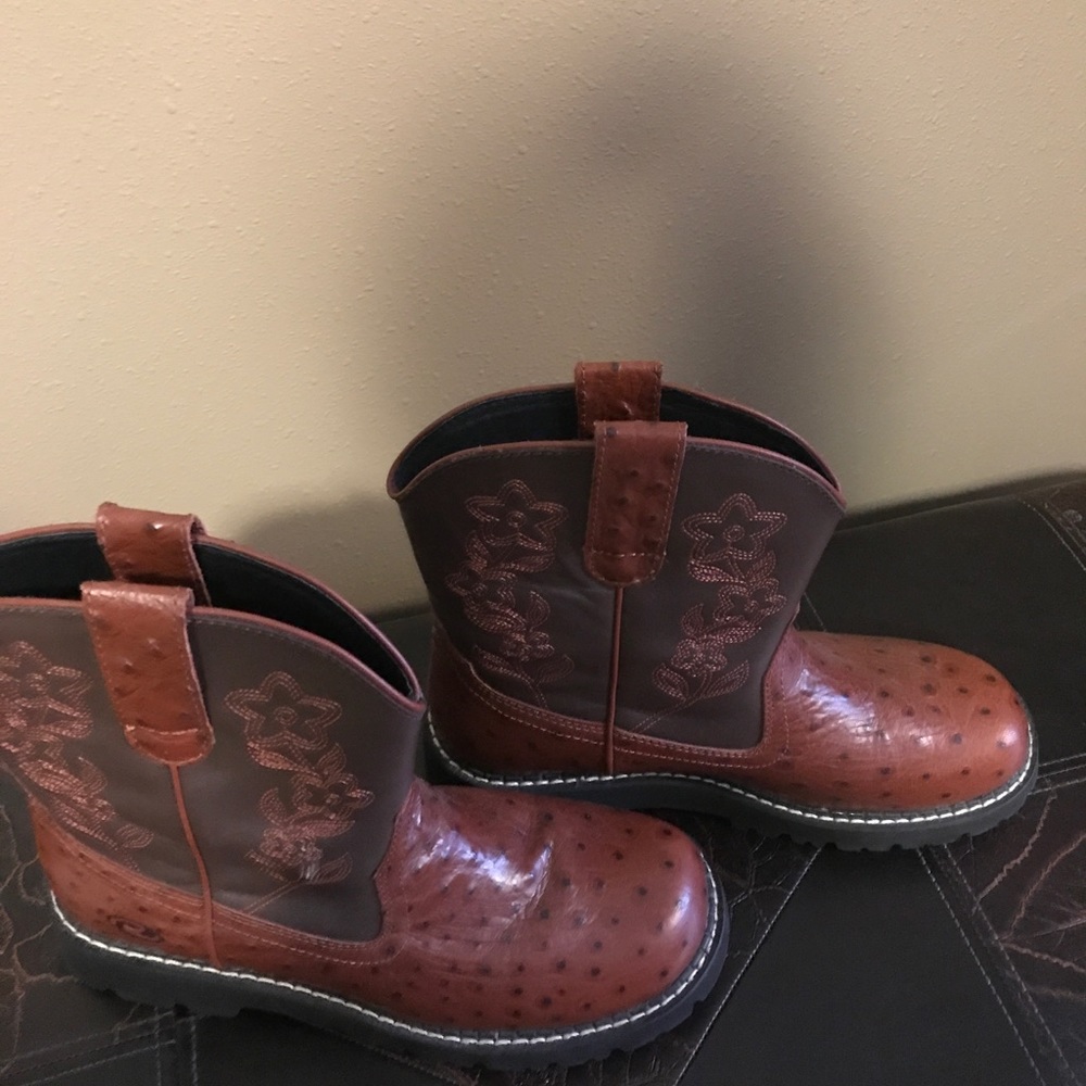 NWOT Ariat ostrich Fat Babies